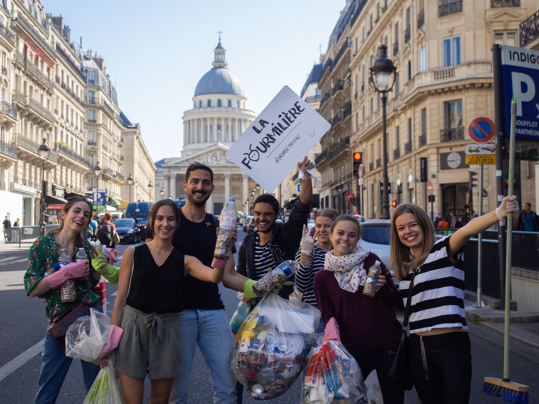 Des bénévoles joyeux de La Fourmilière en action